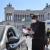 7. Victor Sokolowicz/Clarin Roma, 11 marzo 2020. Un carabiniere controlla l’autocertificazione di un automobilista a Piazza Venezia nei primi giorni del lockdown.