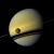 La mole gassosa di Saturno, 10 volte più grande della Terra, in contrasto al sottilissimo profilo degli anelli e alla sua luna principale, Titano