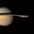 La perfetta eleganza di Saturno attorniato dalle sue lune in un’inquadratura della sonda Cassini